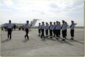 Gli-Onori-Militari-resi-al-generale-Debertolis-al-suo-arrivo-a-Cameri