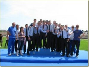 Gli-allievi-con-gli-istruttori-dopo-la-premiazione