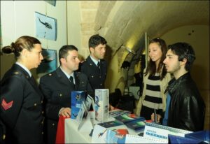 Gli allievi del 5 Corso VTSP rispondono ai quesiti dei giovani visitatori