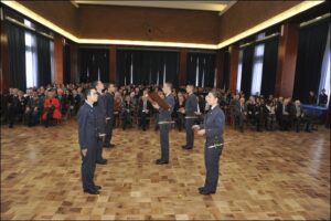 Gli-allievi-del-corso-Fides-consegnano-penna-d-oca-e-compasso-agli-allievi-del-1-corso