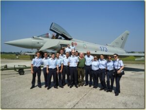 Gli allievi e il personale del 1 RMV davanti al velivolo Eurofighter