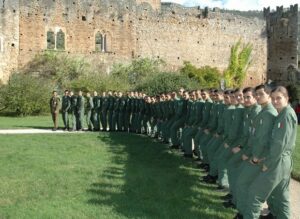 Gli allievi piloti durante la visita ai Giardini di Ninfa