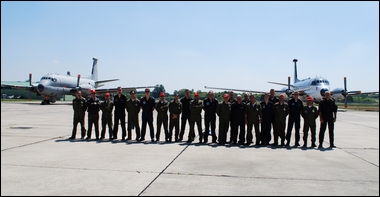 Gli equipaggi dellAtlantic italiano e tedesco prima al rientro del sorvolo