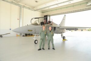 Gli istruttori qualificati davanti al T 346A