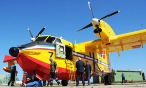 Gli-ultimi-accorgimenti-prima-del-volo-di-collaudo-del-Canadair-CL-415