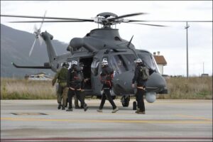 Grifone13_2_immagini-di-repertorio - militari pronti a salire in elicottero