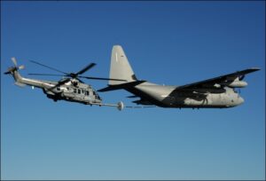 elicottero e aereo militare in volo - rifornimento