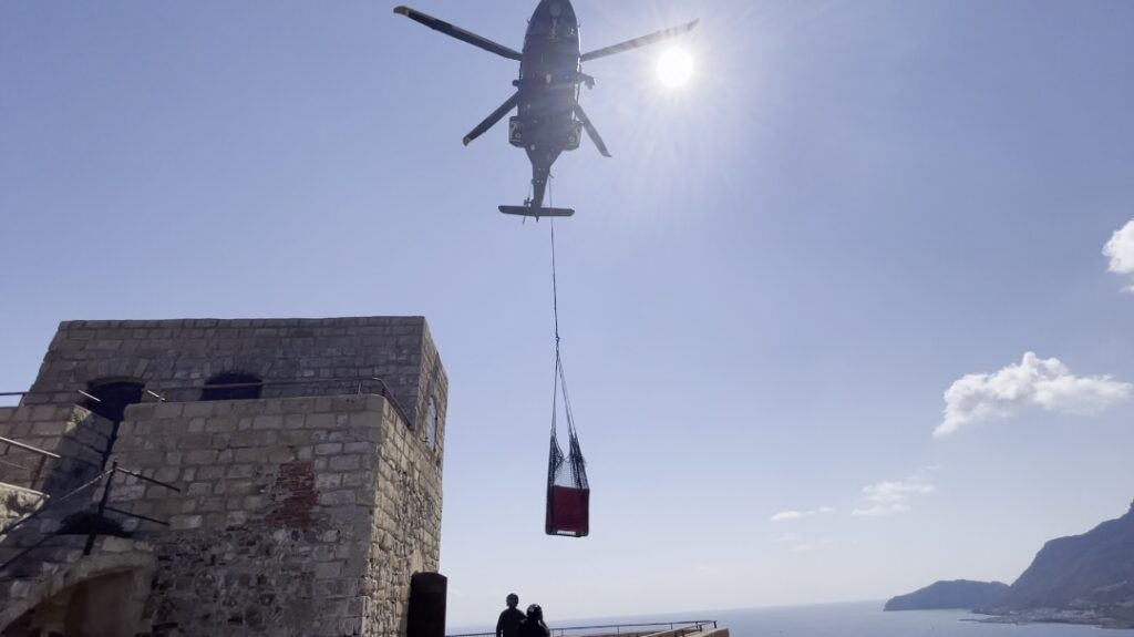 HOVERING ELICOTTERO PER RILASCIO CARICO