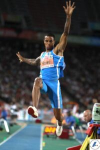 atleta di salto in lungo in azione