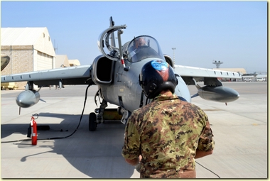 Herat-Linea-Volo-Black-Cats-13_4_2011-specialisti-al-lavoro-prima-del-lancio-del-velivolo
