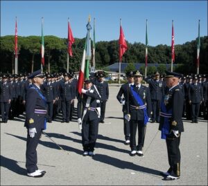 I Colonnelli Felli e Santoro con la Bandiera della Scuola Specialisti