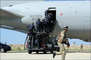 I-NOCS-accedono-al-velivolo-mentre-il-personale-difesa-terrestre-AM-proteggono-larea-circostante