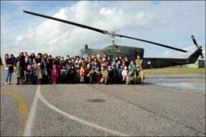 I bambini in foto di gruppo con l'elicottero AB2112