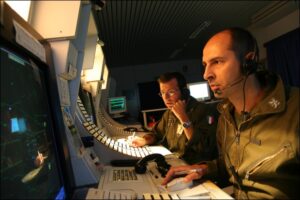 I controllori del 41 Stormo in sala Radar a gestire il traffico aereo del CTR di Catania