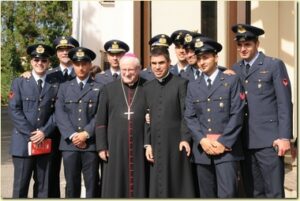 I-cresimandi-e-padrini-con-Monsignor-Zenti-e-il-Cappellano-Militare-del-3-Stormo