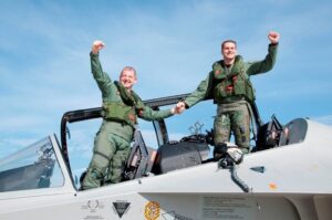 I-due-istruttori-al-termine-del-volo