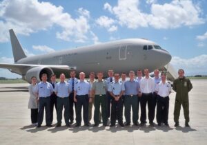 I partecipanti al meeting e il KC767 dellAM