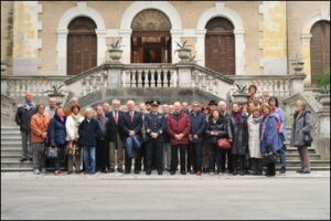 I-radunisti-del-corso-Rostro-davanti-Villa-Bonci