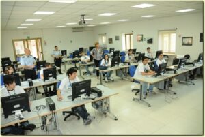 I-ragazzi-durante-la-gara-all-interno-dell-aula-INSIAU-del-72-Stormo