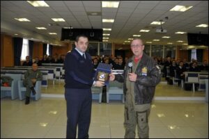 IL CAPO CORSO CONSEGNA IL CREST AL GEN. OTTONE