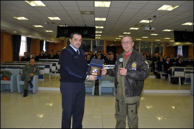 IL CAPO CORSO CONSEGNA IL CREST AL GEN. OTTONE