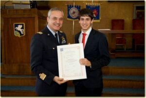 IL COL. BALDACCI CONSEGNA IL DIPLOMA ALLEX ALLIEVO IGOR CERASA