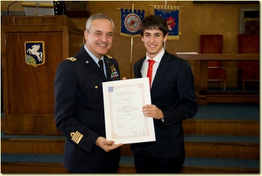 IL COL. BALDACCI CONSEGNA IL DIPLOMA ALLEX ALLIEVO IGOR CERASA