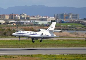IL-FALCON-50-ATTERRA-ALLAEROPORTO-DI-CAGLIARI-ELMAS