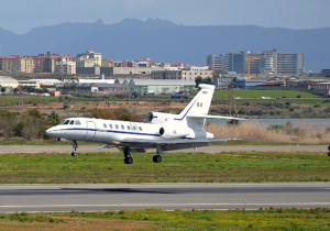 IL Falcon 50atterra allaeroporto Mario Mameli di Cagliari Elmas