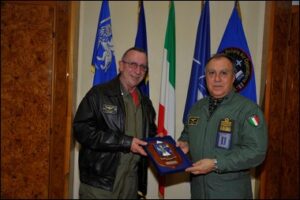 IL GEN. OTTONE CONSEGNA IL CRST DEL COFA AL GEN. POLLICE