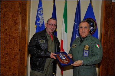 IL GEN. OTTONE CONSEGNA IL CRST DEL COFA AL GEN. POLLICE