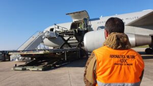 aereo militare su terraferma