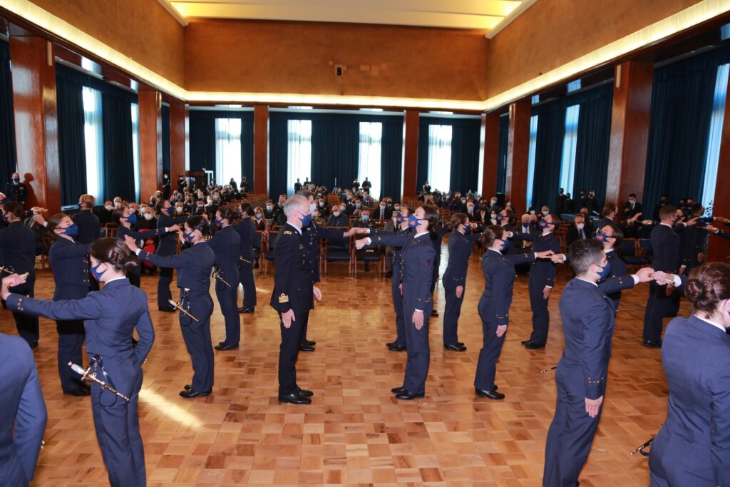 SCUOLA MILITARE AERONAUTICA “GIULIO DOUHET”: CONSEGNATI GLI SPADINI AGLI ALLIEVI DEL 1° CORSO. - Aeronautica Militare