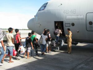 salita migranti su aereo