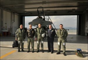 Il-Brig-Gen-Radev-insieme-al-GenVecciarelli-al-Col-Spuntoni-e-pilot-i-del-20-Gruppo