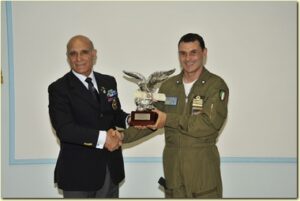 Il-Brig.-Gen.-Del-Sordo-consegna-il-premio-Fausto-Cecconi-al-Col.-Francesco-Vestito-