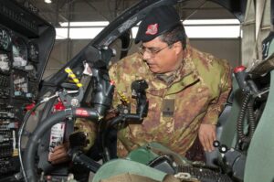 Il Brigadier Generale Restaino osserva abitacolo dell Elicottero TH 500