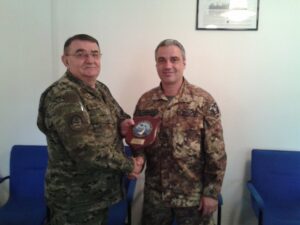 Il-Cap.-Treglia-consegna-il-crest-del-22-GrRAM-al-T.Col_.-Rukavina