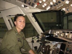 Il-Cap.-Valentina-P.-ai-comandi-del-KC767A