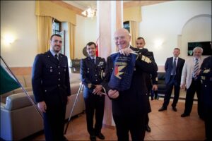 Il Capo Corso Allievi consegna il gagliardetto dellIstituto