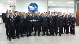 Il-Capo-Corso-Consegna-il-simbolo-del-Rostro-IV-al-Presoidente-della-Commissione-desame
