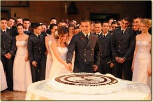 Il-Capo-Corso-con-una-dama-durante-il-taglio-della-torta-di-corso