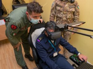Il Capo Delegazione messicana alla postazione del pilota nel Simulatore JTAC