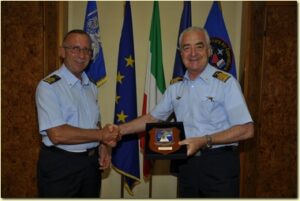 Il Capo di SMA riceve il Crest del COA dal Gen.S.A. Ottone