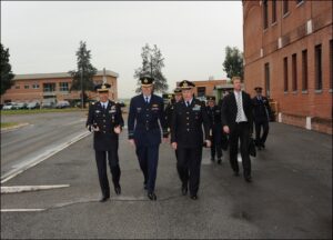 Il-Capo-di-stato-Maggiore-australiano-al-centro-il-Generale-Preziosa-e-il-Generale-Colagrande