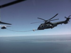 Il Caracal rifornisce dal KC130J
