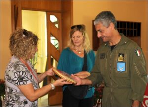 Il Col Aiello riceve il distintivo dell Associazione dalla Sign Piliego