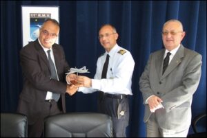 Il Col Buccheri consegna il modellino dellAtlantic al Col Smelzo