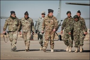 Il Col Casali Comandante degli advisors italiani ed i militari della giovane Aeronautica Afghana
