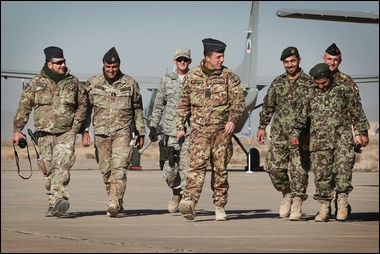 Il Col Casali Comandante degli advisors italiani ed i militari della giovane Aeronautica Afghana